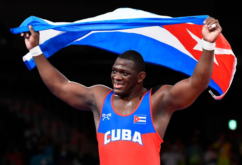 Foto del lunes del cubano Mijain Lopez celebrando tras ganar el oro en lucha grecorromana 130 kilos.