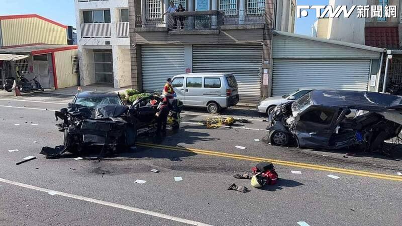 宜蘭發生重大車禍意外，有3車1機車撞成一團，現場一片狼藉。（圖／「宜蘭知識+」臉書）