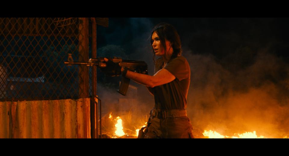 Fox carries heavy firepower in 'Rogue' (Photo: Lionsgate) 