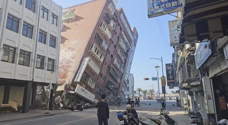 En esta imagen tomada de un video difundido por TVBS, se ve un edificio parcialmente derrumbado en Hualien, al este de Taiwán, el miércoles 3 de abril de 2024. (TVBS via AP)