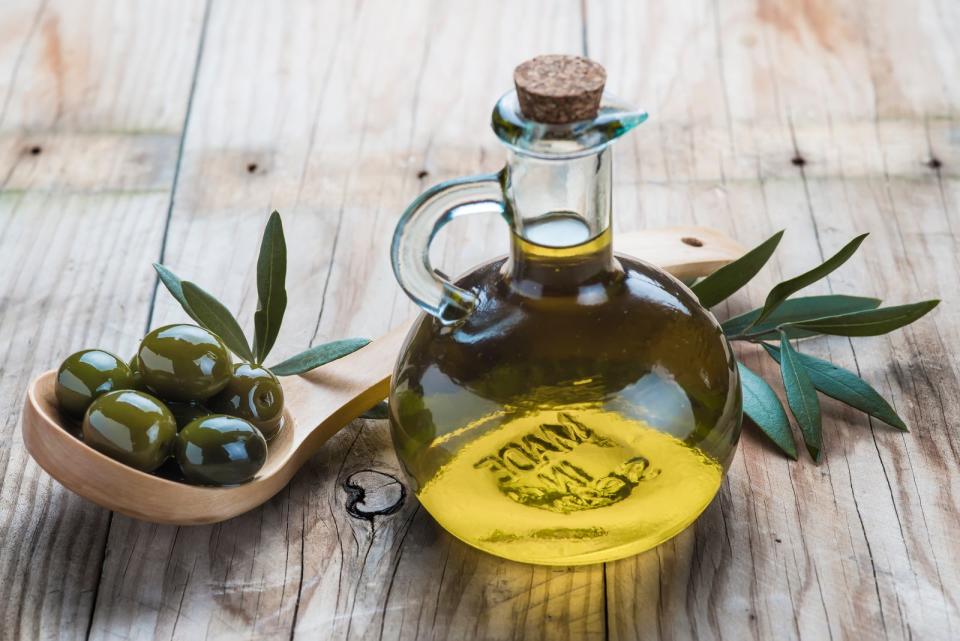 Grundsätzlich hat Olivenöl eine lange Haltbarkeit. Ist es verdorben, erkennen Sie das am ranzigen und unangenehmen Geruch. Genießbares Olivenöl riecht frisch und fruchtig. Flockiges Öl ist normalerweise kein Zeichen dafür, dass es verdorben ist, sondern nur, dass das Öl zu kalt gelagert wurde, bei Temperaturen unter sieben Grad Celsius.