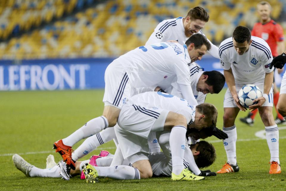 Football Soccer - Dynamo Kiev v Maccabi Tel Aviv - UEFA Champions League Group Stage - Group G - Olympic stadium, Kiev, Ukraine - 09/12/15 Dynamo Kiev's players celebrate a goal. REUTERS/Valentyn Ogirenko