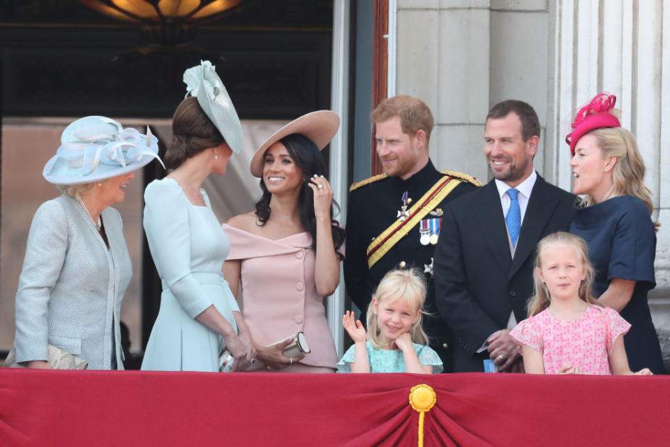 Herzogin Meghan durfte am 9. Juni 2018 zum ersten Mal auf dem Balkon des Buckingham-Palastes stehen. Hier zu sehen (v.l.n.r.): Herzogin Camilla, Herzogin Catherine, Herzogin Meghan, Prinz Harry, Peter Phillips, Autumn Phillips, Isla Phillips und Savannah Phillips. (Bild: Chris Jackson/Getty Images)