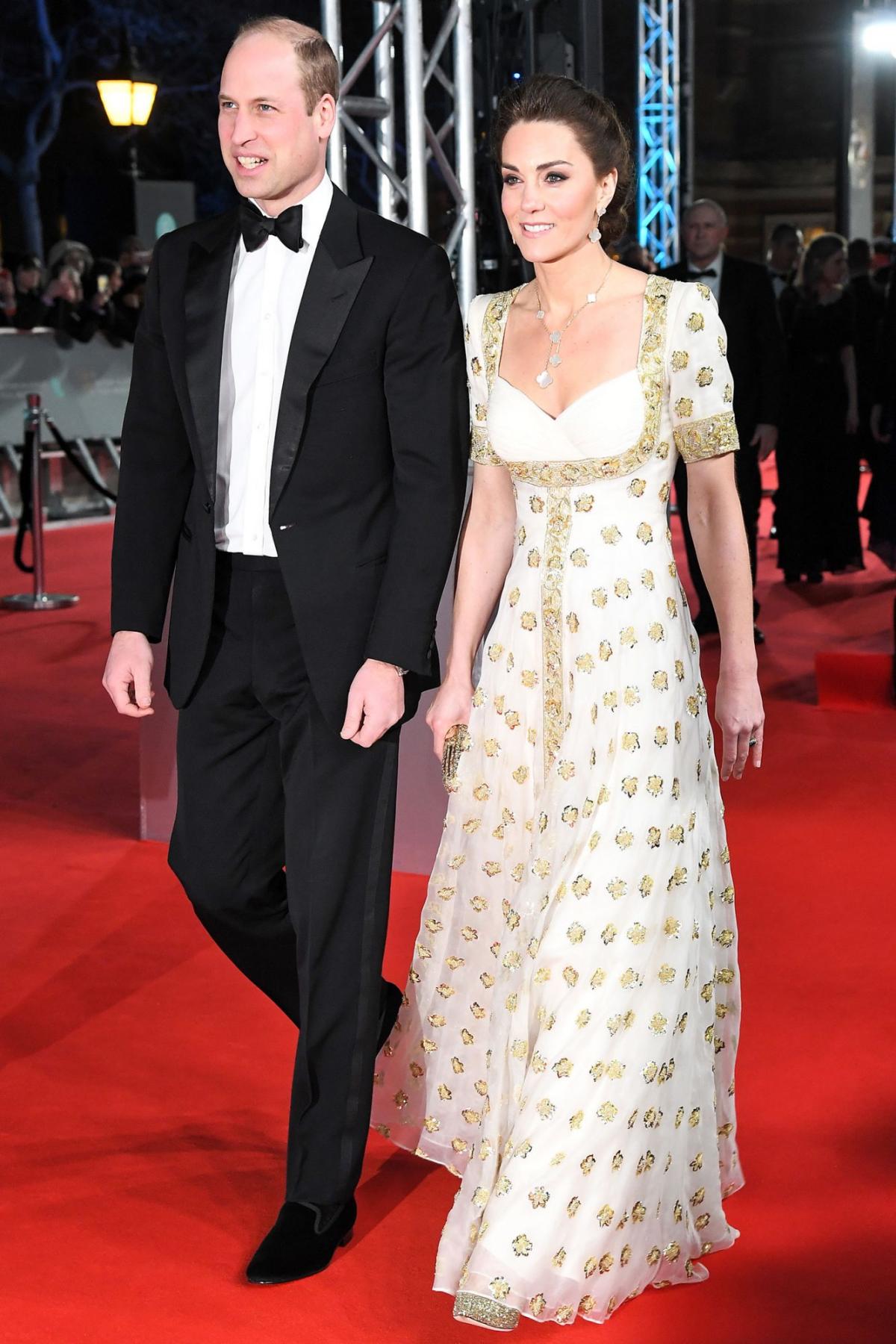 Kate Middleton's Black Lace Dress At Royal Variety Performance – Pics –  Hollywood Life