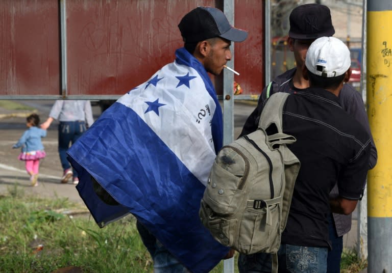 Honduran migrants heading to the El Salvador border on their way to the United States