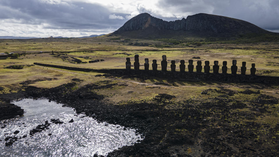 Estatuas moai en Ahu Tongariki están cerca del volcán Rano Raraku, en Rapa Nui o Isla de Pascua, Chile, el domingo 27 de noviembre de 2022. Cada estatua monolítica tallada hace siglos por el pueblo rapanui de esta remota isla del Pacífico representa un antepasado. (Foto AP/Esteban Félix)