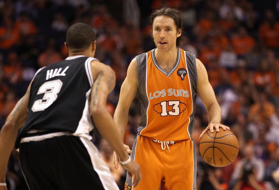 Subtiler Protest gegen schärfere Einwanderungsgesetze: Steve Nash (Bild) und seine Mitspieler von den Phoenix Suns trugen am 5. Mai 2010 - dem "Cinco de Mayo", einem hohen mexikanischen Feiertag - Trikots mit dem Schriftzug "Los Suns". Das Basketballteam solidarisierte sich mit Einwanderern, deren Einreise durch ein damals in Arizona beschlossenes Gesetz erschwert wurde. (Bild: (Photo by Christian Petersen/Getty Images)