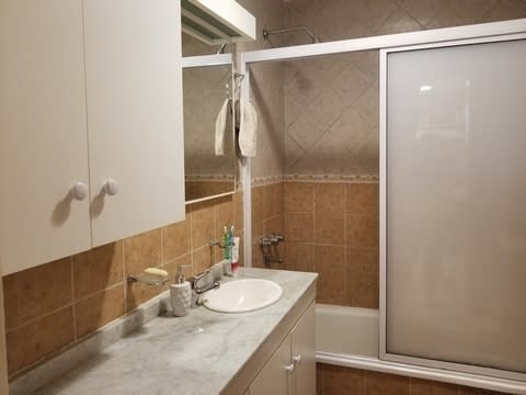 Baño del apartamento a la venta en Buenos Aires, en el barrio de San Cristóbal. Crédito: Martín Kalos.