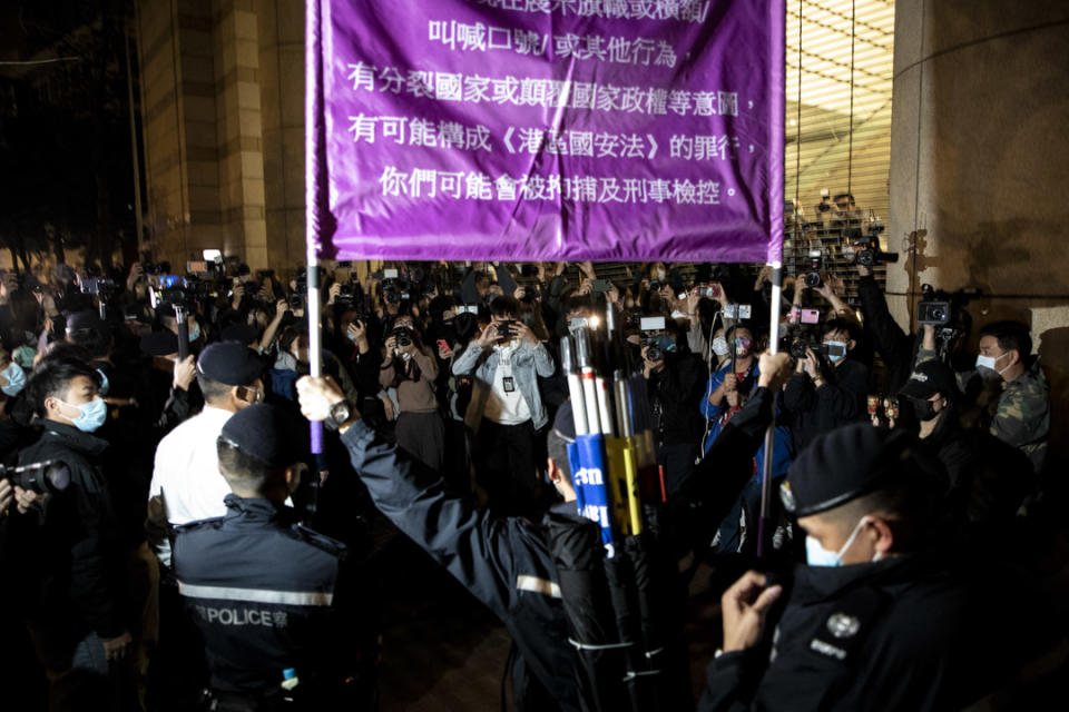 2021年3月4日，晚上7時半左右，警員舉起紫旗，警告現場人士可能觸犯《國安法》，要求市民停止叫喊口號。