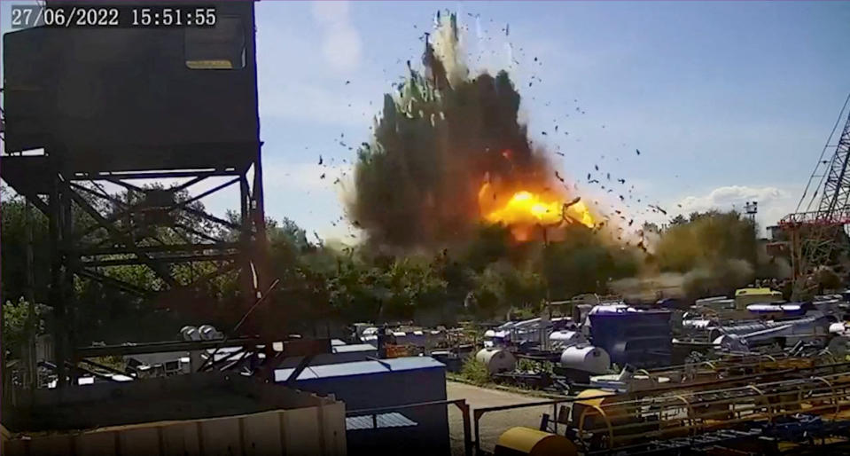 Eine russische Rakete explodiert in der ukrainischen Stadt Krementschuk. (Archivbild: Reuters)