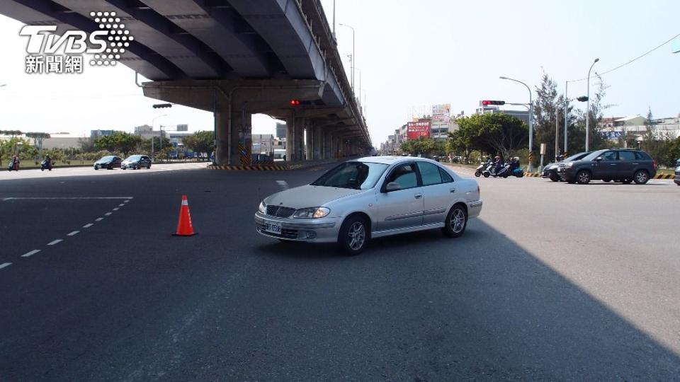 現場獨留陳姓駕駛的車。（圖／TVBS）