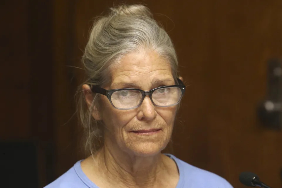 Leslie Van Houten en una audiencia de libertad condicional en California, 2017. (Stan Lim/Los Angeles Daily News via AP, Pool, File)