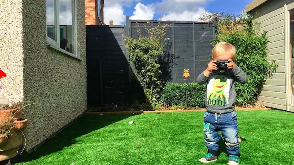 El pequeño, en plena acción.