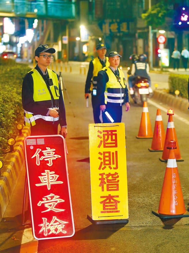 圖為員警在市區橋樑實施酒測臨檢勤務。（本報資料照片）