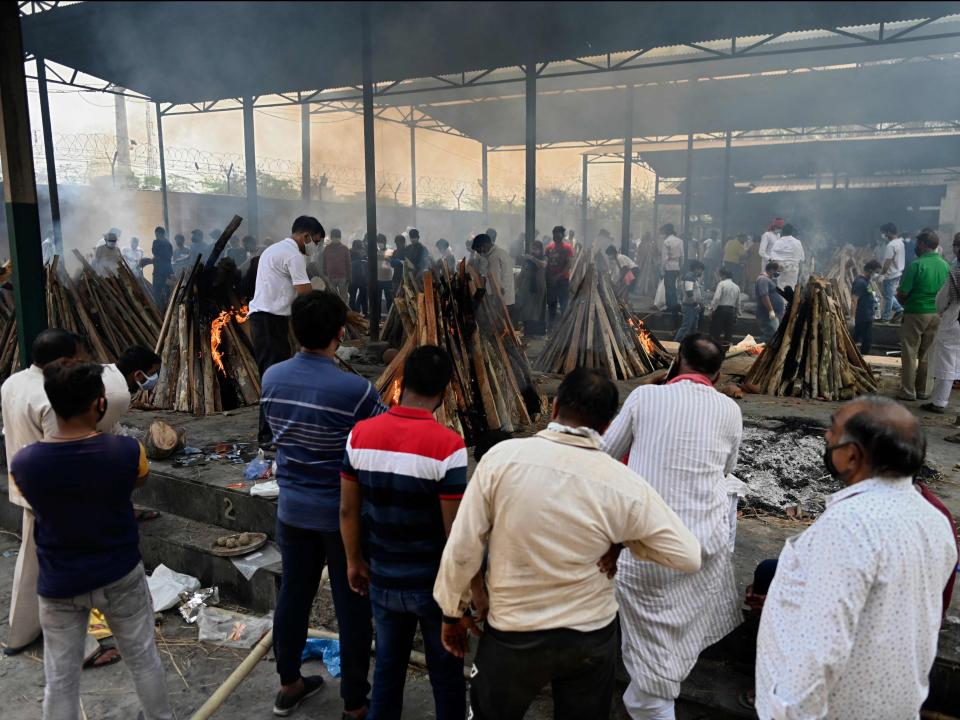 Los familiares y parientes realizan los últimos ritos de una víctima del coronavirus en un crematorio en Ghazipur (Sajjad Hussain/AFP via Getty Images)