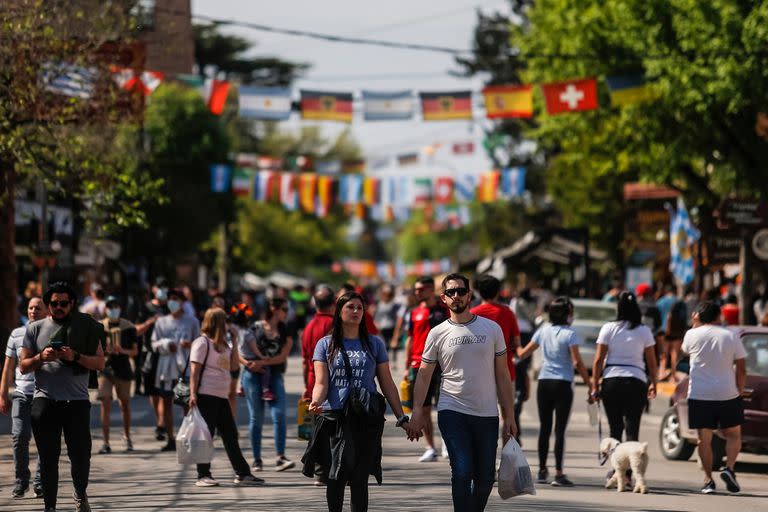 La transición de pandemia a enfermedad endémica está cerca, según algunos especialistas. Este fin de semana extra largo miles de turistas disfrutaron al aire libre sin barbijo