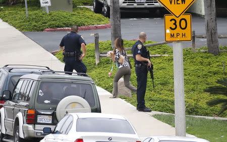 Police evacuate residents fo the Mission Garderns Apartments at the scene of an armed standoff with a man with a high powered rifle who is holding hostages in Chula Vista, California May 28, 2015. REUTERS/Earnie Grafton