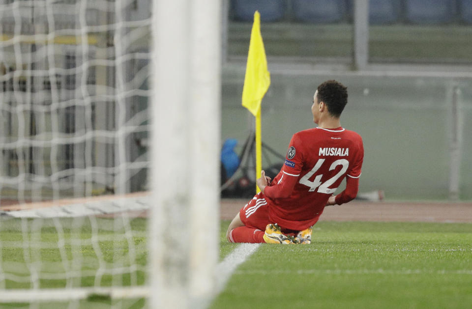 Jamal Musiala, del Bayern Múnich, festeja luego de anotar el segundo tanto de su equipo ante la Lazio, en la ida de los octavos de final de la Liga de Campeones, el martes 23 de febrero de 2021 (AP Foto/Gregorio Borgia)