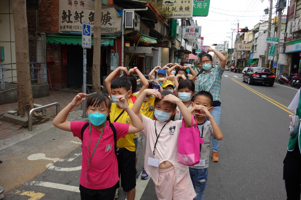 新民國小學生們前往下個導覽點時，向田中高中哥哥姐姐們表達感謝