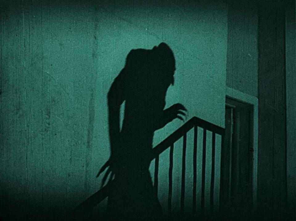 Friedrich Wilhelm Murnaus "Nosferatu" (1922) setzte in Sachen Lichtsetzung, Schnitt und Kameraarbeit neue Maßstäbe - vor allem für spätere Horrorfilme. Unvergessen jener Moment, in dem Max von Schreck als Vampir eine Treppe hinaufsteigt - allein sein Schattenwurf lässt einem das Blut in den Adern gefrieren. (Bild: Universum)