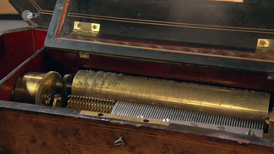 Die Flachdeckel-Walzenspieluhr aus der Zeit zwischen 1850 und 1900 wurde mit 600 bis 800 Euro bewertet. (Bild: ZDF)