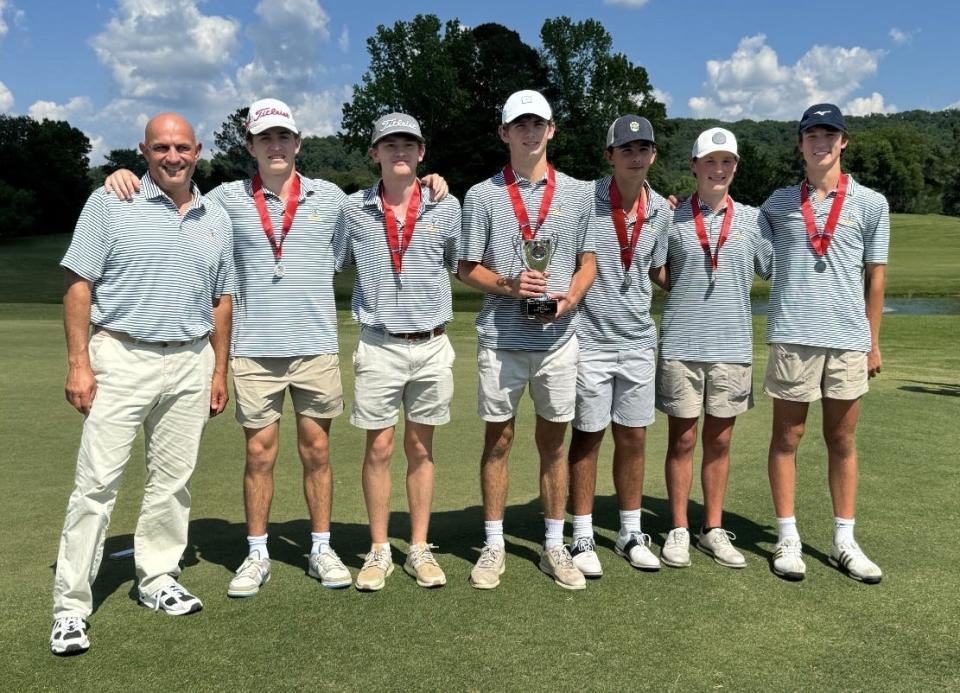El equipo de golf masculino de Savannah Country Day terminó empatado en el segundo lugar en el torneo estatal Clase 3A.