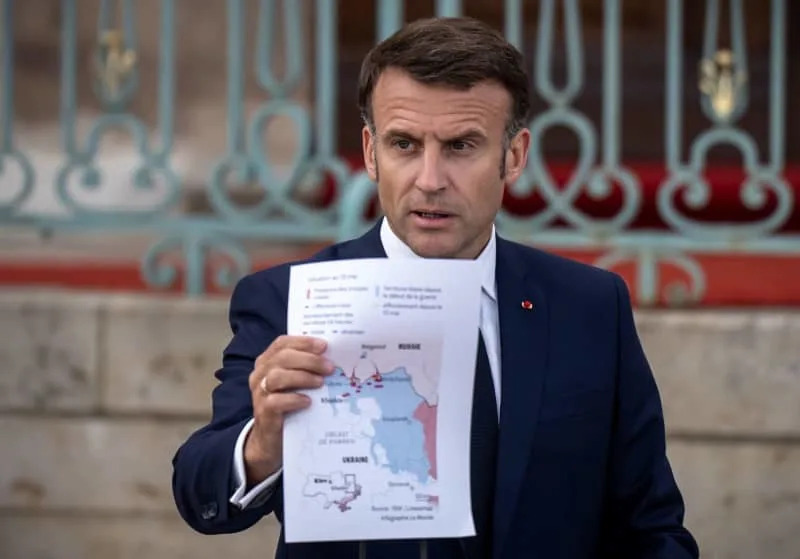 Emmanuel Macron, France's President, shows a graphic on the attack on Ukraine at the press conference at the Franco-German Council of Ministers in front of Schloss Meseberg, the guest house of the German government. Michael Kappeler/dpa