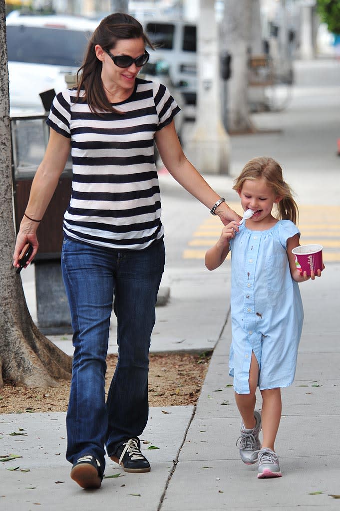 Jennifer Garner Violet Frozen Yogurt