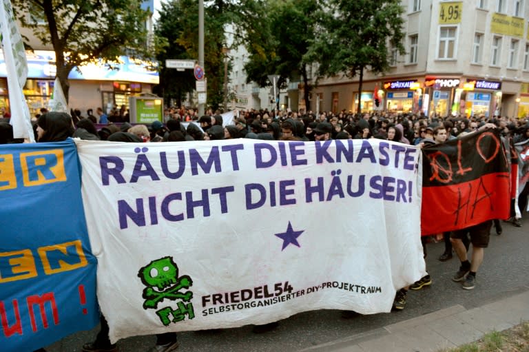 Protestors hold a banner reading "Clear the jails, not the houses" during a left wing demonstration in Berlin, on July 9, 2016