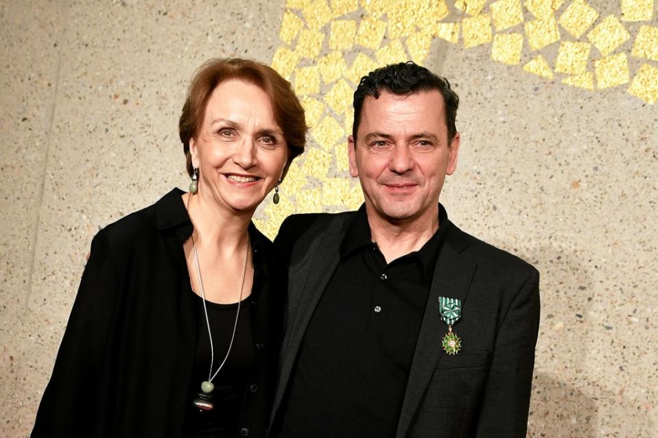 Steht ihm gut: Regisseur Christian Petzold erhält bei der „Soiree française du cinéma“ in der französischen Botschaft von Botschafterin Anne-Marie Descôtes den Orden der Künste und der Literatur.<span class="copyright">Jens Kalaene / dpa</span>