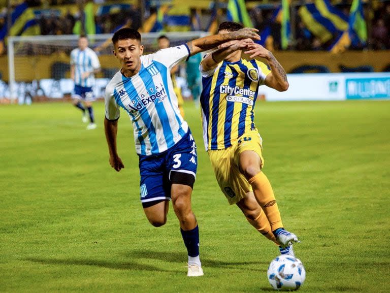 Duelo por la pelota entre Gabriel Roja y Tomás O'Connor