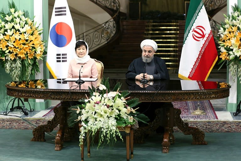 Iranian President Hassan Rouhan(R) and South Korean President Park Geun-hye giving a press conference at the presidential palace in the capital Tehran on May 2, 2016