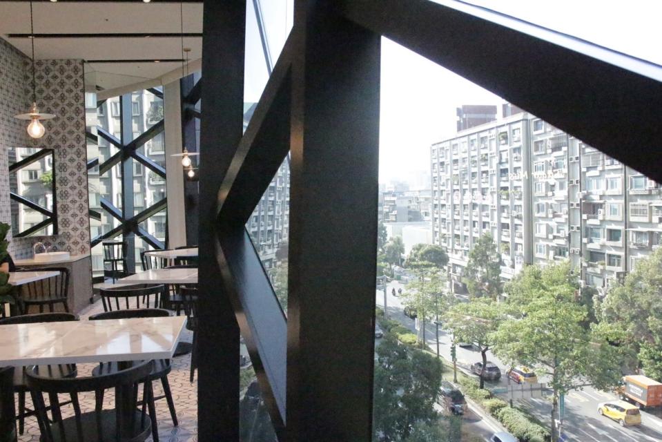 「kafeD 咖啡滴」用餐客席擁有東區最美窗景，可以沉靜欣賞台北晨昏景色。