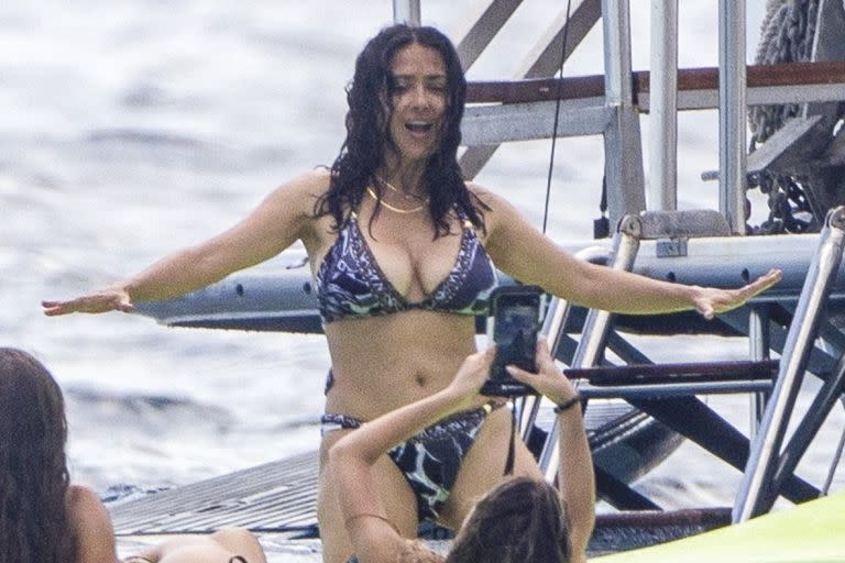 La actriz Salma Hayek y su familia disfrutan de un día en el mar durante una excursión en yate por las hermosas aguas de México