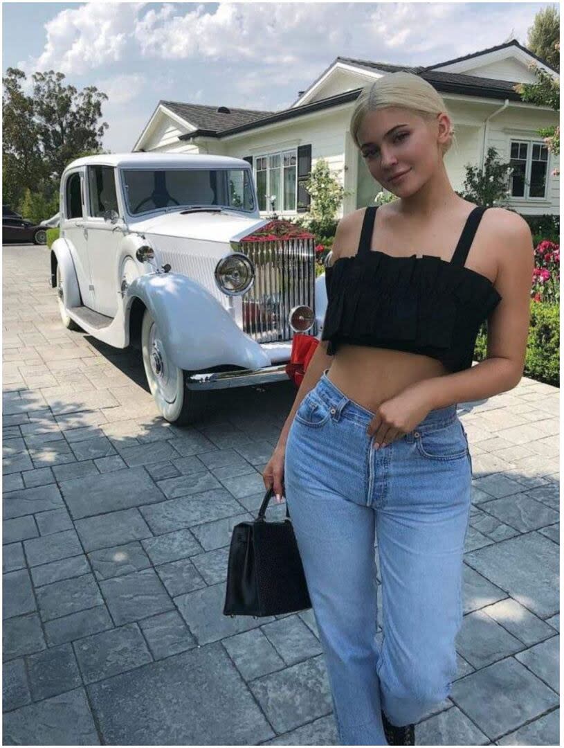 Kylie Jenner posando con el Rolls Royce que le regaló su ex, Travis Scott