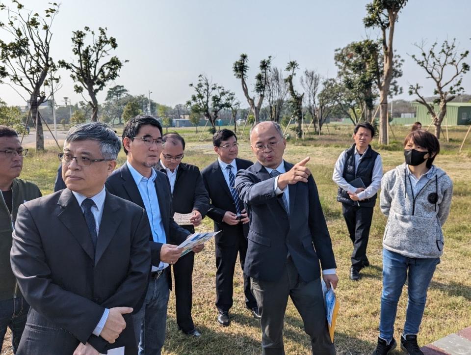 立委劉建國與教育部政務次長劉孟奇會勘虎科大高鐵新校區。(記者張欽翻攝)