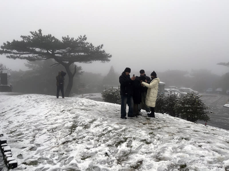 氣象署位於陽明山國家公園的鞍部觀測站，23日清晨 5時觀測到雨夾雪，5時16分氣溫降至攝氏0.1度；大屯山也已有降雪情形，許多民眾上山追雪。 （中央社）