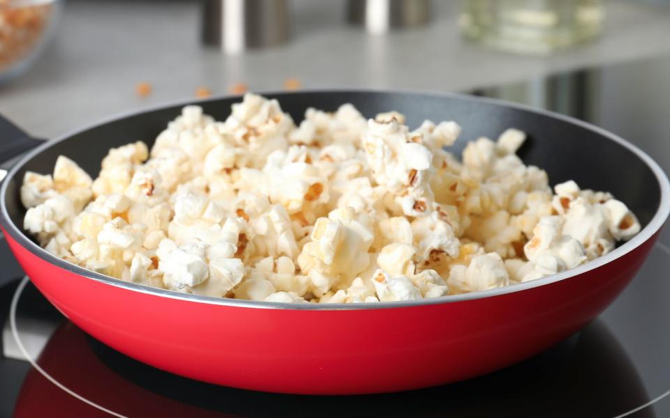 Viele Ballaststoffe, wenig Fett und kaum Kalorien machen Popcorn zu einem leckeren Snack. Dieser darf gerne mit etwas Salz oder Zimt gewürzt werden. (Bild: iStock / belchonock)