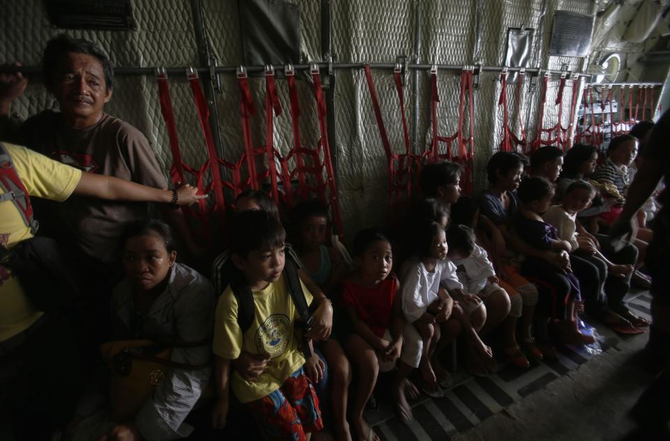 Typhoon survivors wait inside a C-130 military transport as it makes a mercy flight to Manila, in the aftermath of the Super Typhoon Haiyan, from Tacloban city, November 15, 2013. The death toll from the powerful typhoon that swept the central Philippines nearly doubled overnight, reaching 4,000, as helicopters from a U.S. aircraft carrier and other naval ships began flying food, water and medical teams to ravaged regions. REUTERS/Erik De Castro (PHILIPPINES - Tags: DISASTER ENVIRONMENT MILITARY TRANSPORT SOCIETY)