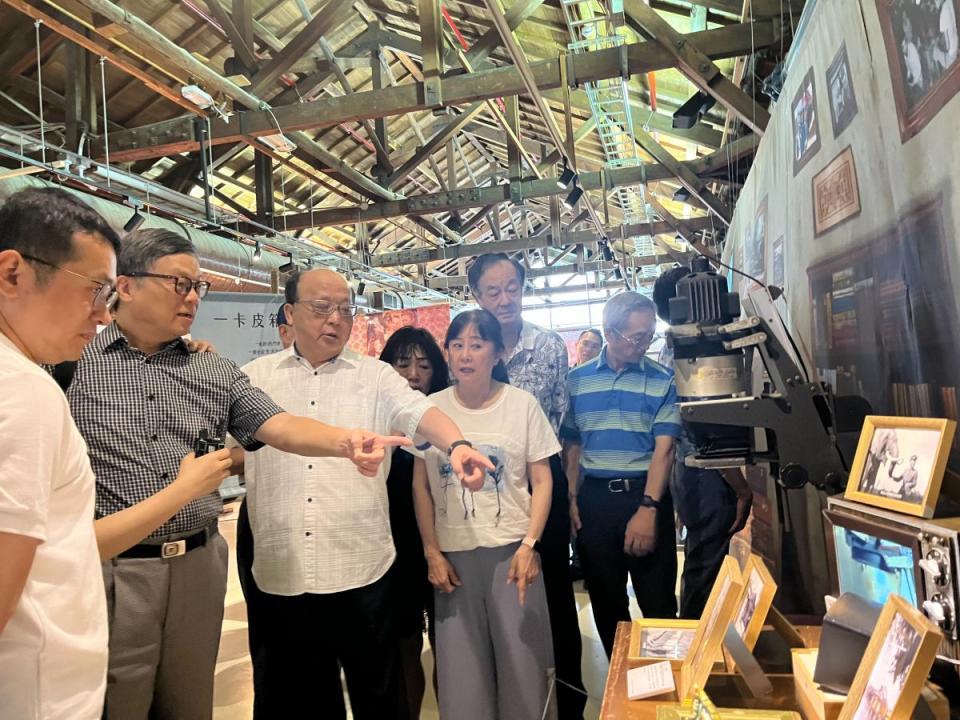 我家的兩岸故事正在台中文資園區展出，台中市前市長胡志強到場參觀，盛讚搶救遷台歷史紀錄是人文公益善舉。（圖：沈春池文教基金會提供）