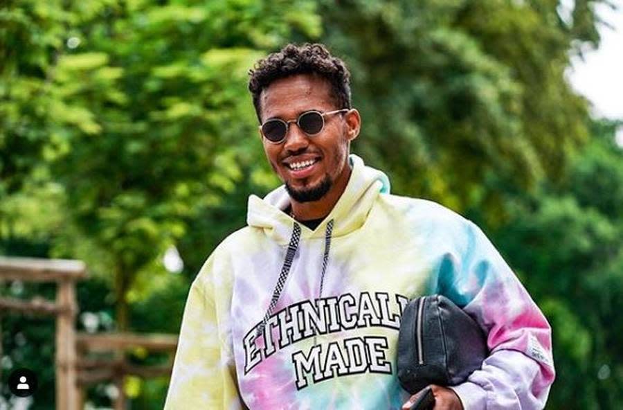 Wer dreht denn hier den Swag auf? Es ist Theodor Gebre Selassie. Der Tscheche von Werder Bremen zeigt sich auf Instagram mit stylischem Sweatshirt in Regenbogenfarben. Auch sein Verein ist von soviel Style begeistert. "New York Fashion Week", antworteten die Werderaner auf den Post