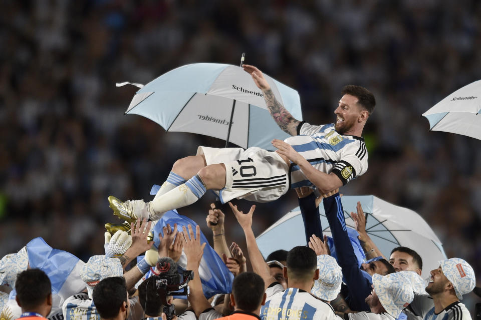 Los compañeros alzan al astro argentino Lionel Messi durante un festejo en el amistoso contra Panamá, el jueves 23 de marzo de 2023, en el estadio Monumental de Buenos Aires. (AP Foto/Gustavo Garello)