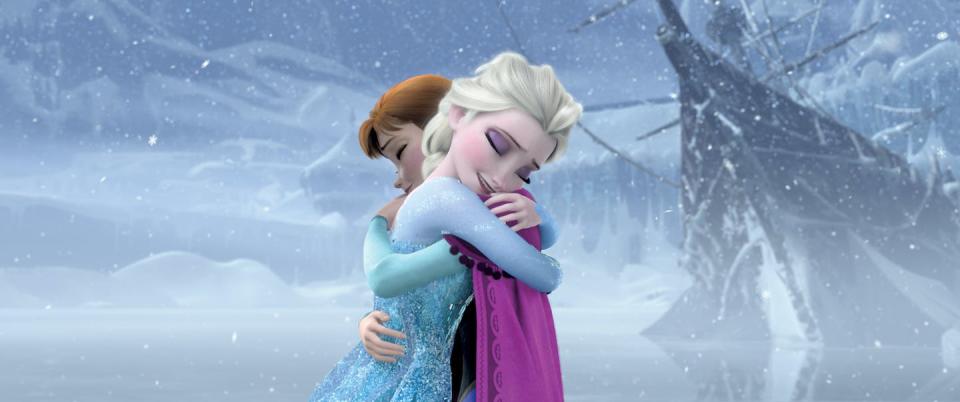 Elsa y Anna, en un fotograma de <em>Frozen</em>. <a href="https://www.imdb.com/title/tt2294629/" rel="nofollow noopener" target="_blank" data-ylk="slk:2013 Disney Enterprises, Inc./ IMDB;elm:context_link;itc:0;sec:content-canvas" class="link ">2013 Disney Enterprises, Inc./ IMDB</a>