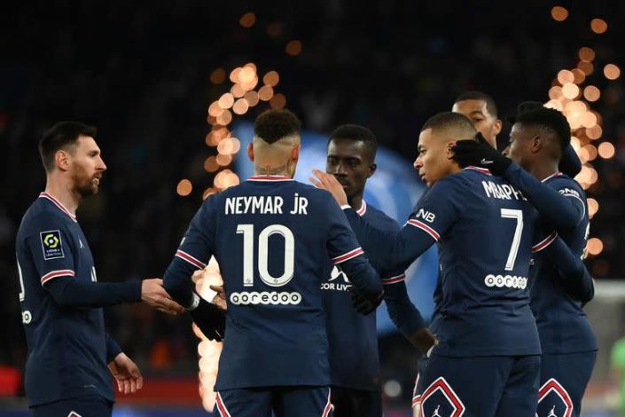 El delantero francés del Paris Saint-Germain Kylian Mbappe (3D) celebra con el delantero brasileño del Paris Saint-Germain Neymar (C) y el delantero argentino del Paris Saint-Germain Lionel Messi (L) después de anotar el gol 3-1 durante el partido de fútbol francés L1 entre París Saint-Germain (PSG) y FC Lorient en el estadio Parc des Princes de París el 3 de abril de 2022. (Foto de FRANCK FIFE / AFP) (FRANCK FIFE/)