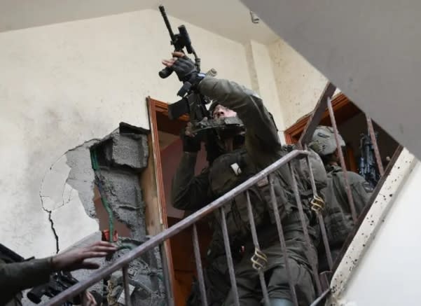 以軍在加薩城內打巷戰進行逐戶搜索。   圖 : 翻攝自騰訊網/熊點兵