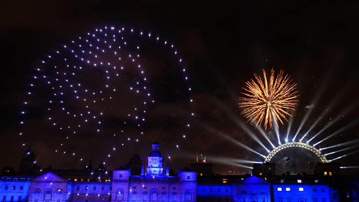 Des drones illuminent le ciel en forme de silhouette de la Reine Elizabeth II, le 1er janvier 2023, à Londres.
 - BFMTV