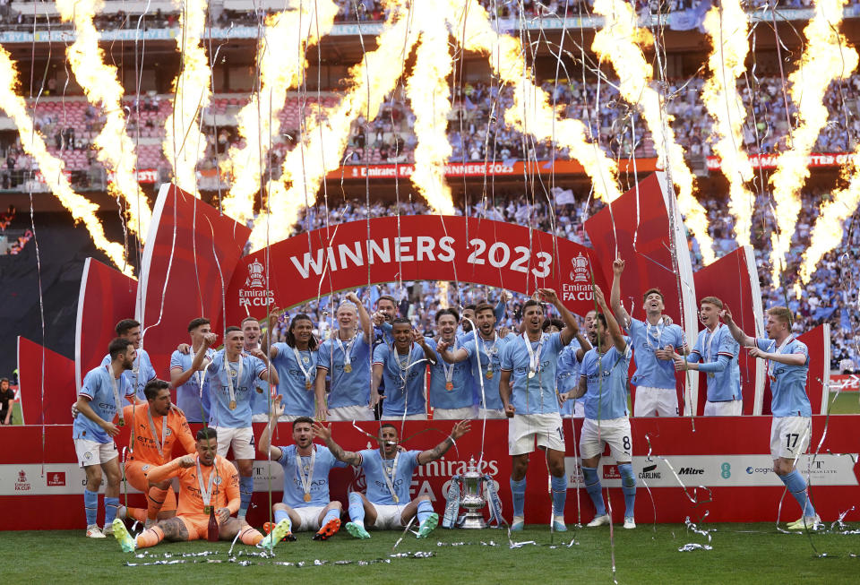 Jugadores del Manchester City celebran tras ganar la Copa FA en el Estadio Wembley el sábado 3 de junio del 2023. (Adam Davy/PA via AP)