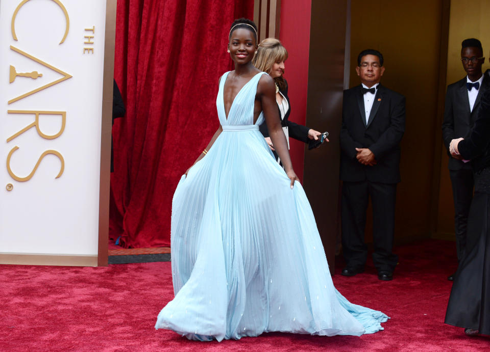 Lupita Nyong'o llega a los Oscar el domingo 2 de marzo de 2014 en el Teatro Dolby en Los Angeles. (Foto Jordan Strauss/Invision/AP)