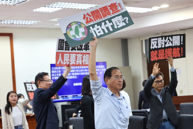 國民黨立委鄭天財（右2）等人舉牌表達立場，支持成立進口蛋調查專案小組。