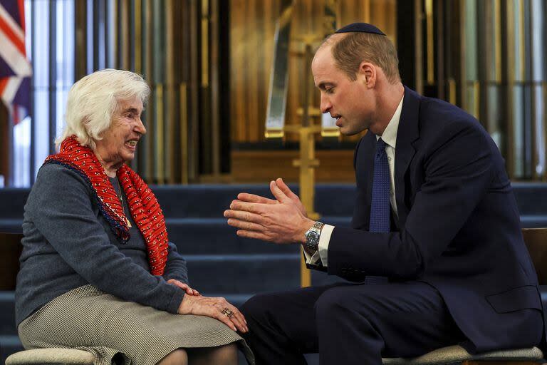 El príncipe William de Gran Bretaña habla con Renee Salt, de 94 años, sobreviviente del Holocausto, en la sinagoga Western Marble Arch, en Londres, Gran Bretaña, el 29 de febrero de 2024.